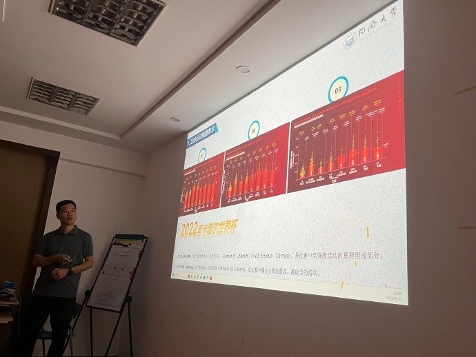 pg电子河南站-海港邀请同济大学的刘庆广老师为队员们开展了一节运动营养学课程