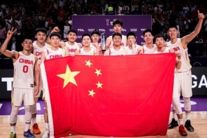 继续冲啊！王俊杰晒中国男篮的大合照：众志成城